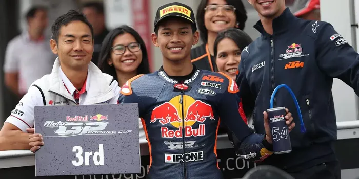 Veda Ega Pratama – Pembalap Muda Raih Podium Perdana di Red Bull Rookies Cup 2024